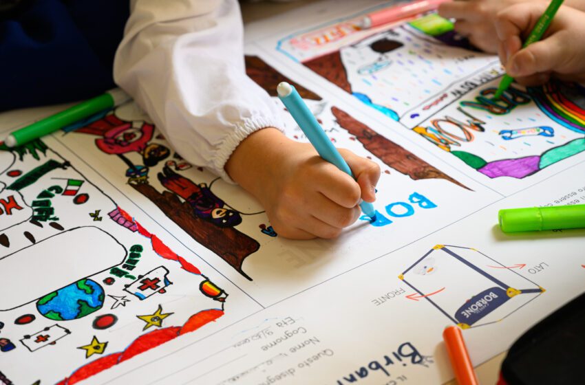  Il Caffè del Birbantello 2025, gli insegnanti diventano eroi quotidiani. I bambini disegnano una special edition di Caffè Borbone dedicata al tema dell’insegnante-eroe