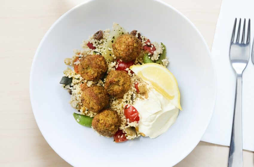  IKEA festeggia i 40 anni della sua iconica polpetta con l’arrivo del nuovo falafel 