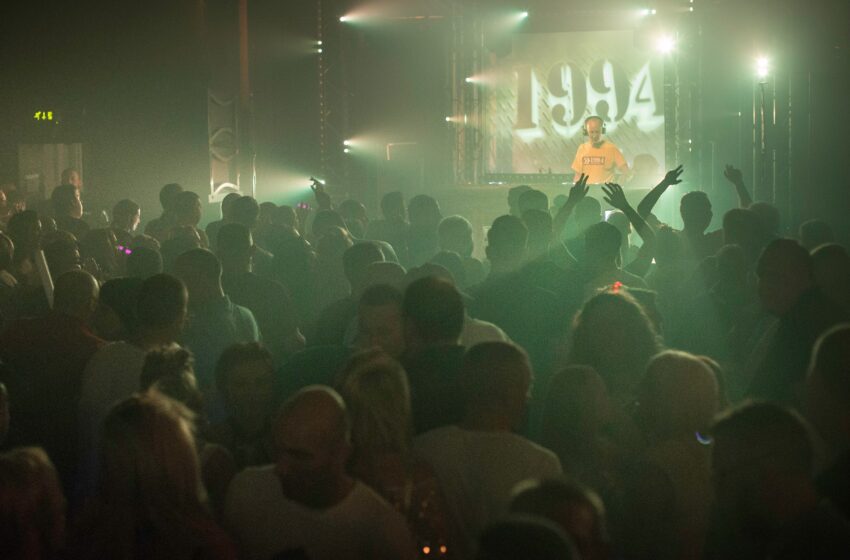  Movida e incendi, oltre 3 milioni di giovani nei locali ogni weekend: perché il divertimento “a norma” è un obbligo strutturale